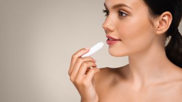 Mejora el aspecto de tus labios al usar un bálsamo con protector solar.