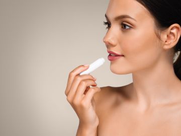 Mejora el aspecto de tus labios al usar un bálsamo con protector solar.