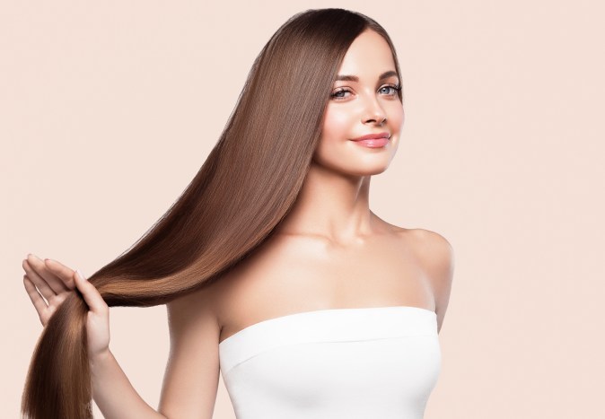 El cabello liso es suave y recto.