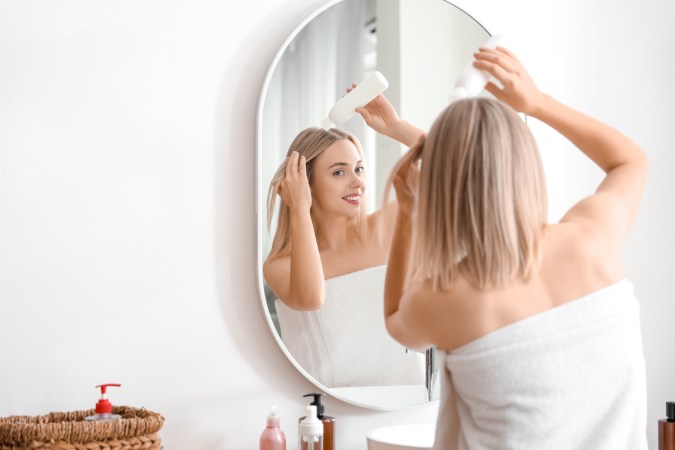 Si deseas lucir el cabello rubio, cuídalo antes de decolorarlo para que no luzca dañado.