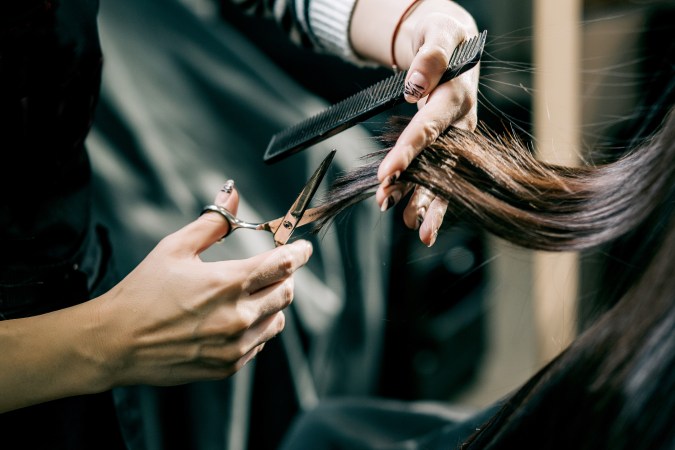 Corta las puntas de tu cabello cada 3 meses para que crezca más rápido.