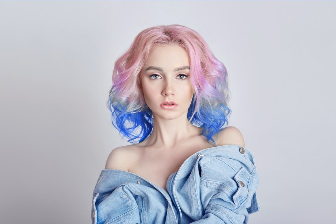 El cabello fantasía es muy colorido pero difícil de mantener.