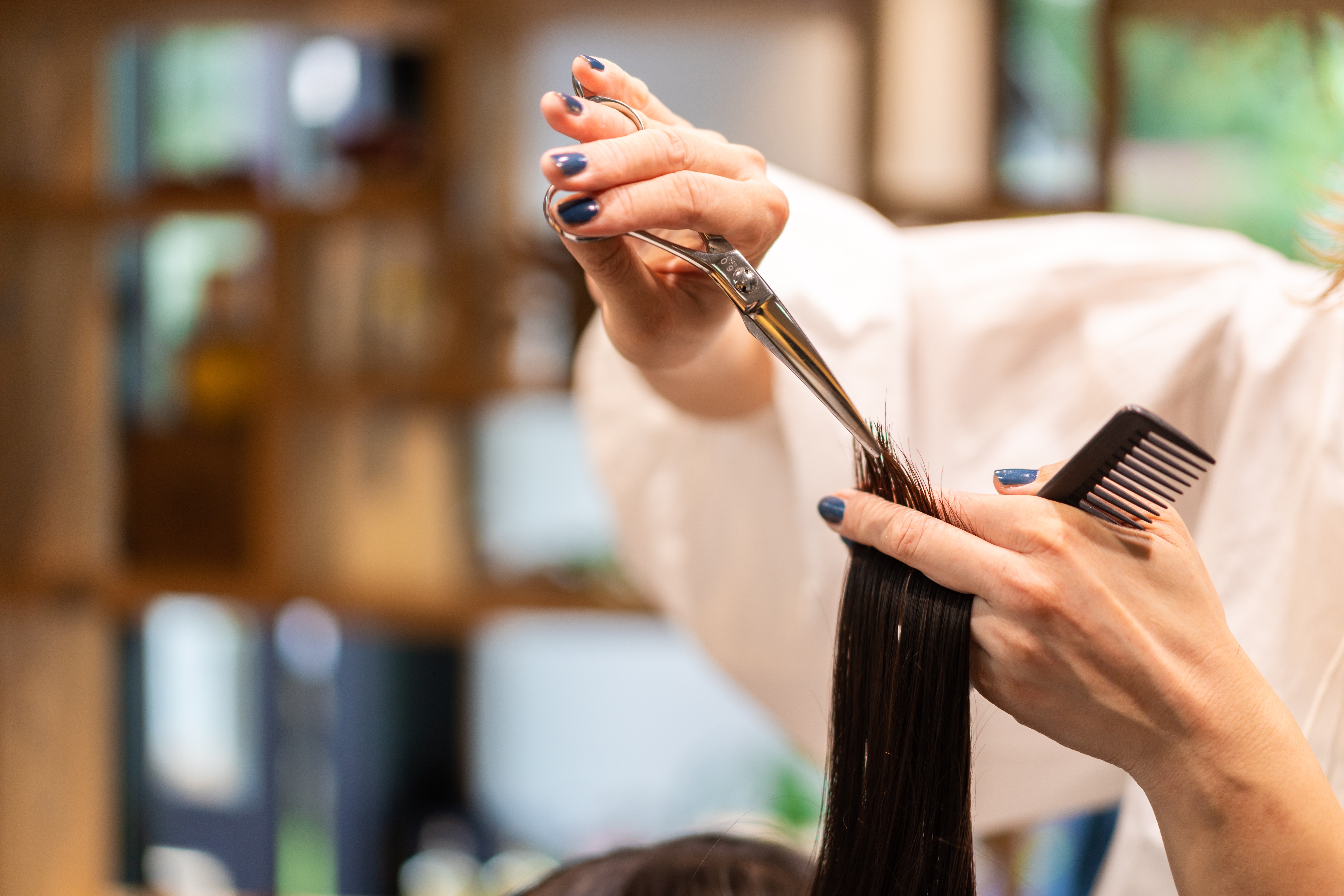 Corta tu cabello por ti misma o con ayuda de un estilista.