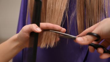 Se recomienda cortar el pelo en cuarto creciente para retirar las puntas dañadas.