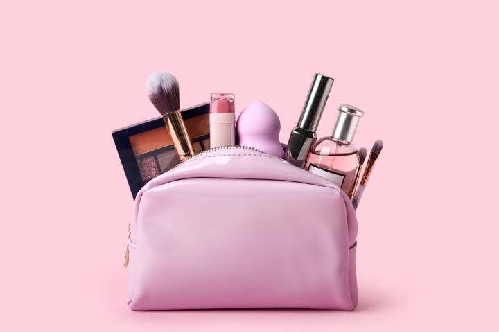 Las cosmetiqueras pequeñas de maquillaje son ideales para organizar los bolsos.