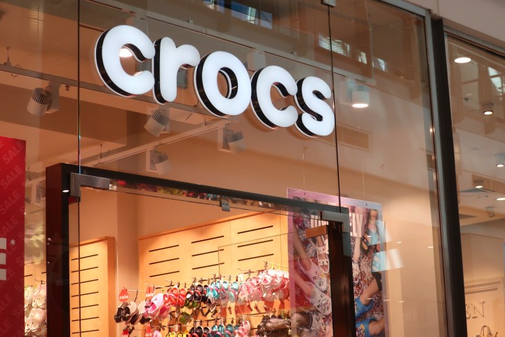 Crocs presenta su nueva colaboración de zapatos.