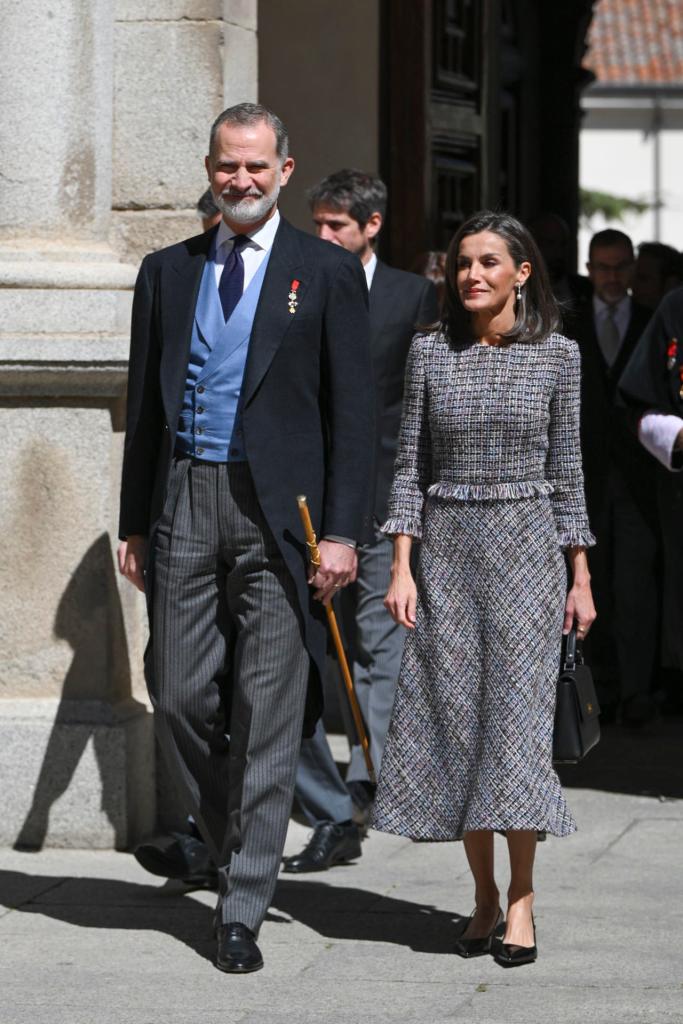 La reina Letizia destacó con un nuevo vestido de tweed.