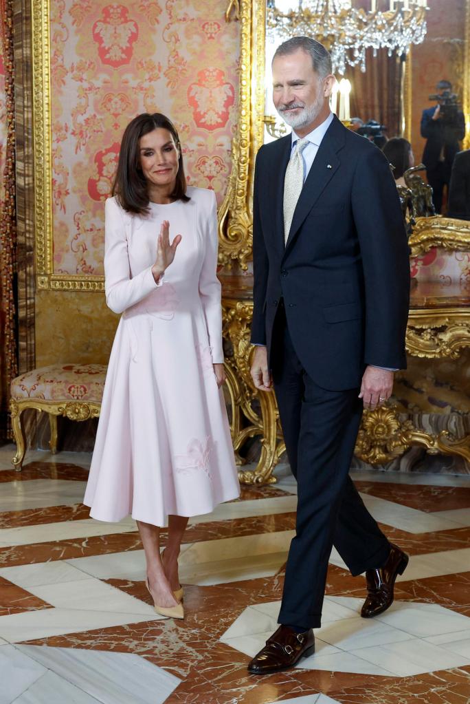 La reina Letizia luce un vestido de la firma Pedro del Hierro.
