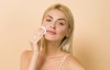 Desmaquillar tu rostro es la mejor forma de cuidarlo después del maquillaje.