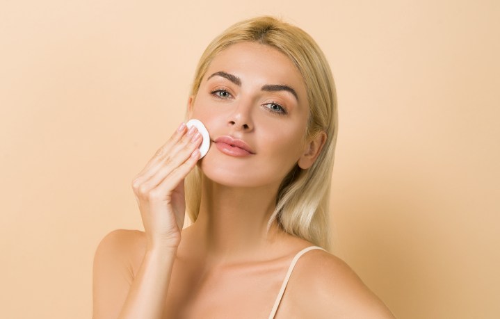 Desmaquillar tu rostro es la mejor forma de cuidarlo después del maquillaje.