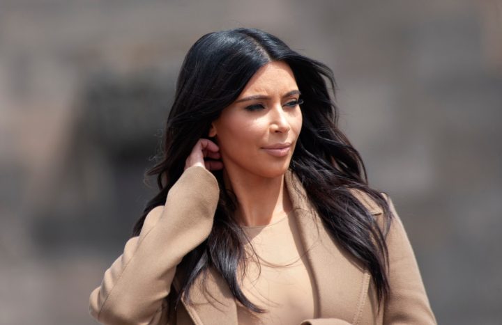 Kim Kardashian tiene las botas estilo motocross de Balenciaga.