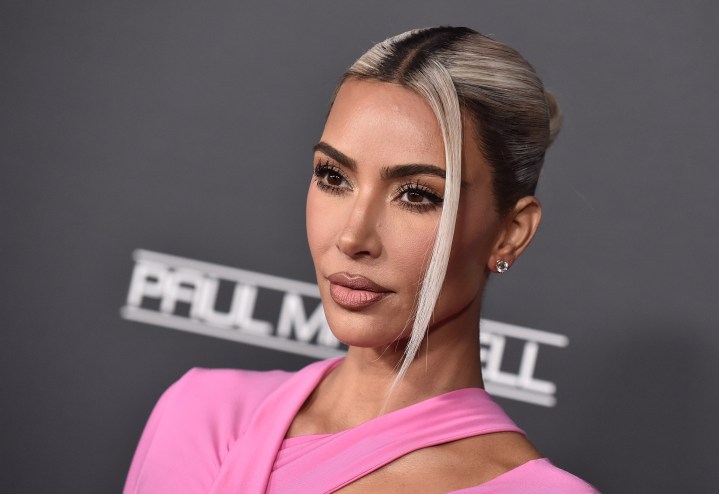 Kim Kardashian cuida su piel con productos de SKKN.