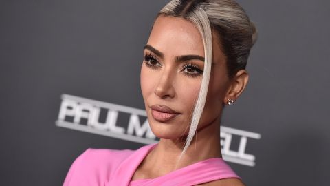 Kim Kardashian cuida su piel con productos de SKKN.