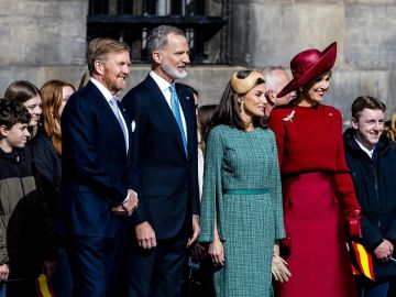 La reina Letizia destaca con un llamativo look en Ámsterdam.