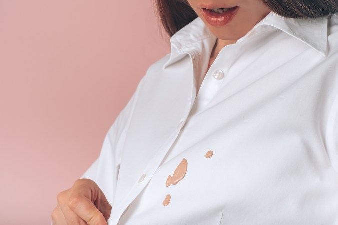 Las manchas de maquillaje son muy comunes en las prendas de vestir.