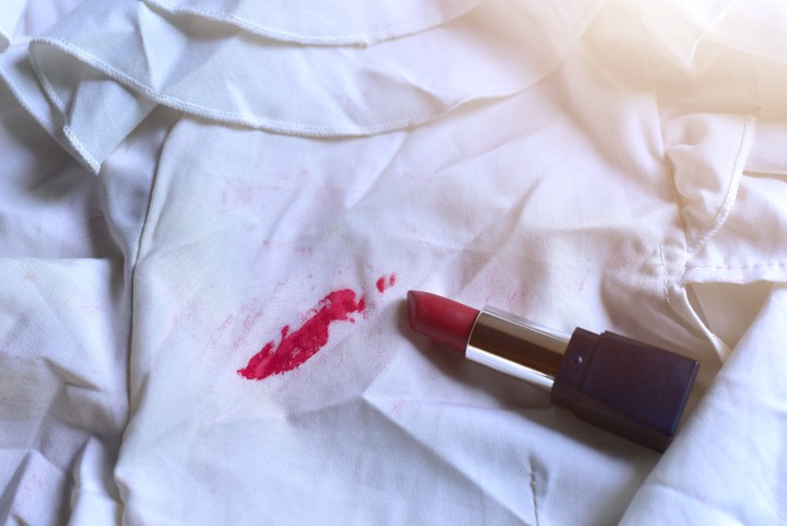 Elimina las manchas de maquillaje en la ropa con trucos infalibles que puedes realizar desde tu hogar.