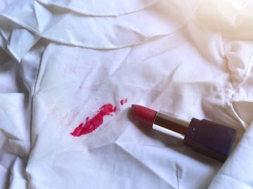 Elimina las manchas de maquillaje en la ropa con trucos infalibles que puedes realizar desde tu hogar.