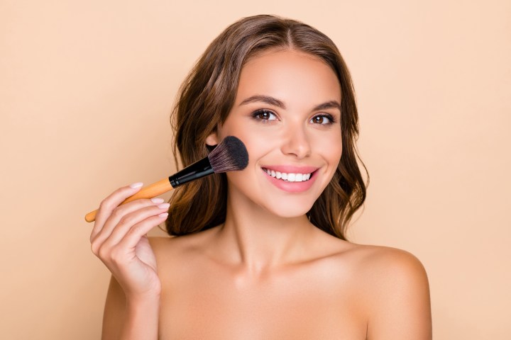 Crea un el look ideal para el verano al seguir la tendencia Sun Kissed Makeup.