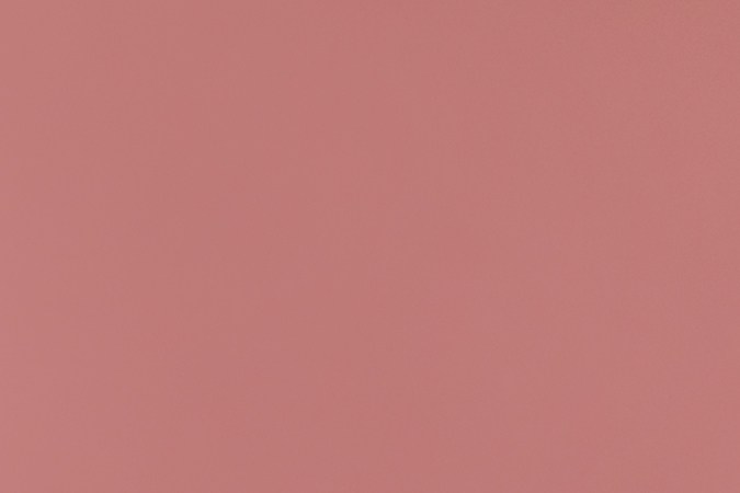 Usa la regla de los tres colores para armar un look llamativo en primavera.