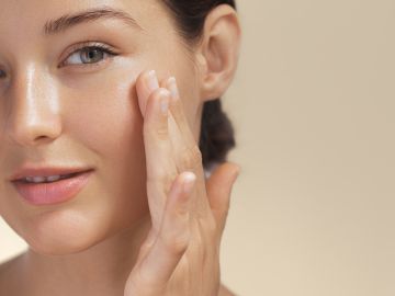 Mejora el cuidado de tu piel al prevenir el envejecimiento con vitaminas.