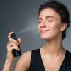 Cuida tu piel de los rayos solares al usar protector solar, incluso cuando tengas maquillaje.