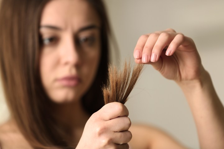 Las puntas del cabello pueden evitarse al cuidarlo adecuadamente.
