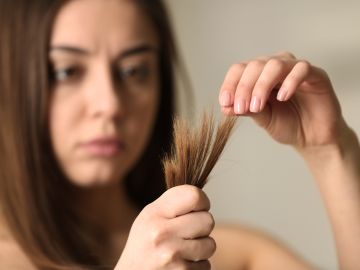 Las puntas del cabello pueden evitarse al cuidarlo adecuadamente.