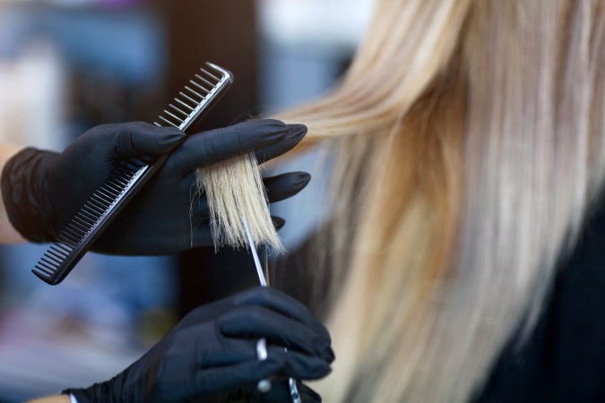 Realiza cortes de cabello para eliminar las puntas abiertas.