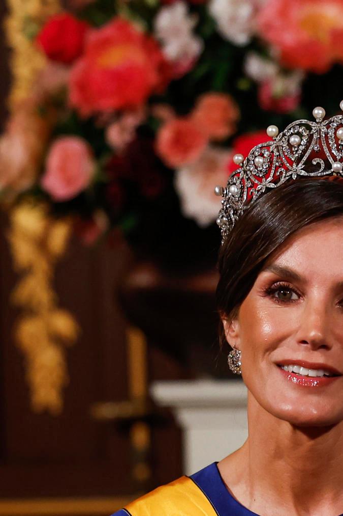 La reina Letizia destaca con un elegante traje azul cobalto.