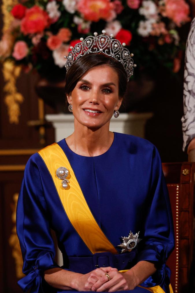 La reina Letizia destaca con un elegante traje azul cobalto.