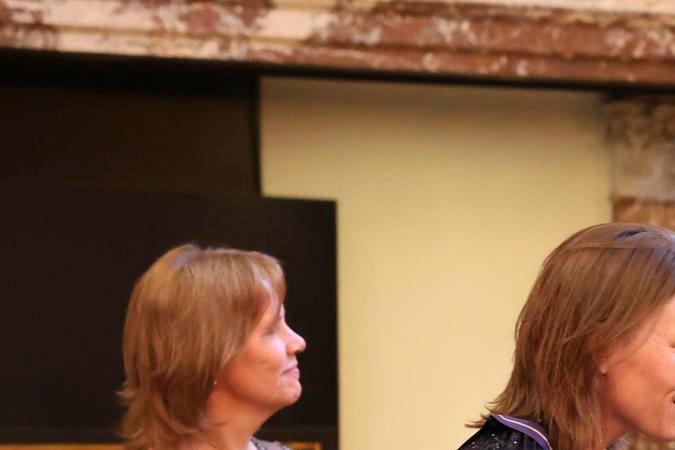 Los reyes de España y Países Bajos saludan a sus invitados del banquete.