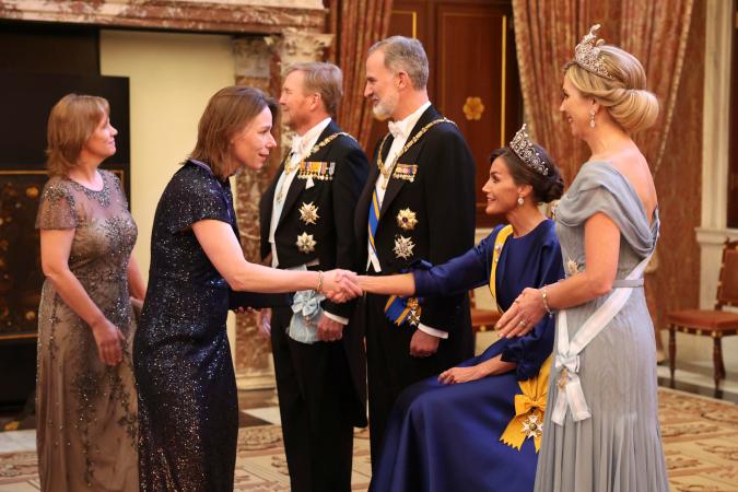 Los reyes de España y Países Bajos saludan a sus invitados del banquete.