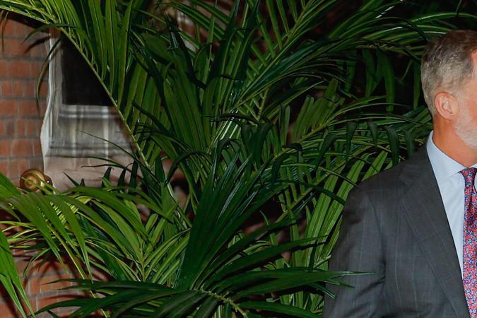 La Reina Letizia destaca con un elegante look.