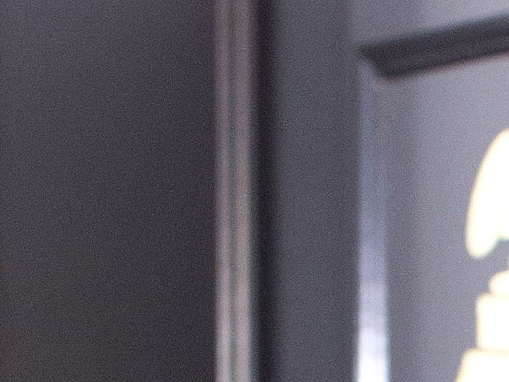 Rihanna combina su nuevo vestido con el cabello en un look monocromático.