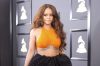 Rihanna combina su nuevo vestido con el cabello en un look monocromático.