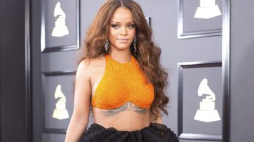 Rihanna combina su nuevo vestido con el cabello en un look monocromático.