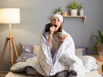 Reduce la hinchazón del rostro en las mañanas al cuidar tu piel.