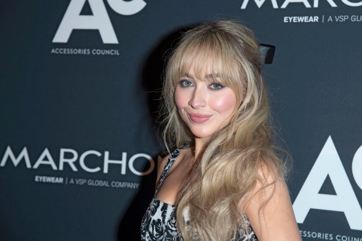 Sabrina Carpenter es la nueva celebridad en posar para Skims.