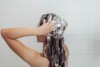 Cuida tu cabello al limpiarlo con shampoos que contengan biotina.