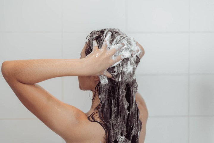 Cuida tu cabello al limpiarlo con shampoos que contengan biotina.