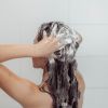 Cuida tu cabello al limpiarlo con shampoos que contengan biotina.