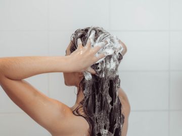 Cuida tu cabello al limpiarlo con shampoos que contengan biotina.