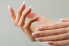 Las uñas Baby Boomer son el nuevo manicure favorito de los adolescentes.