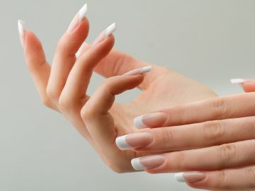 Las uñas Baby Boomer son el nuevo manicure favorito de los adolescentes.