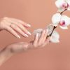 Las uñas en tendencia de primavera destacan por llevar el color rosado.