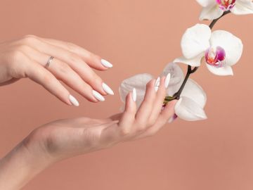 Las uñas en tendencia de primavera destacan por llevar el color rosado.