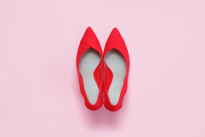 Limpia tus zapatos de acuerdo a su material para no dañarlos.