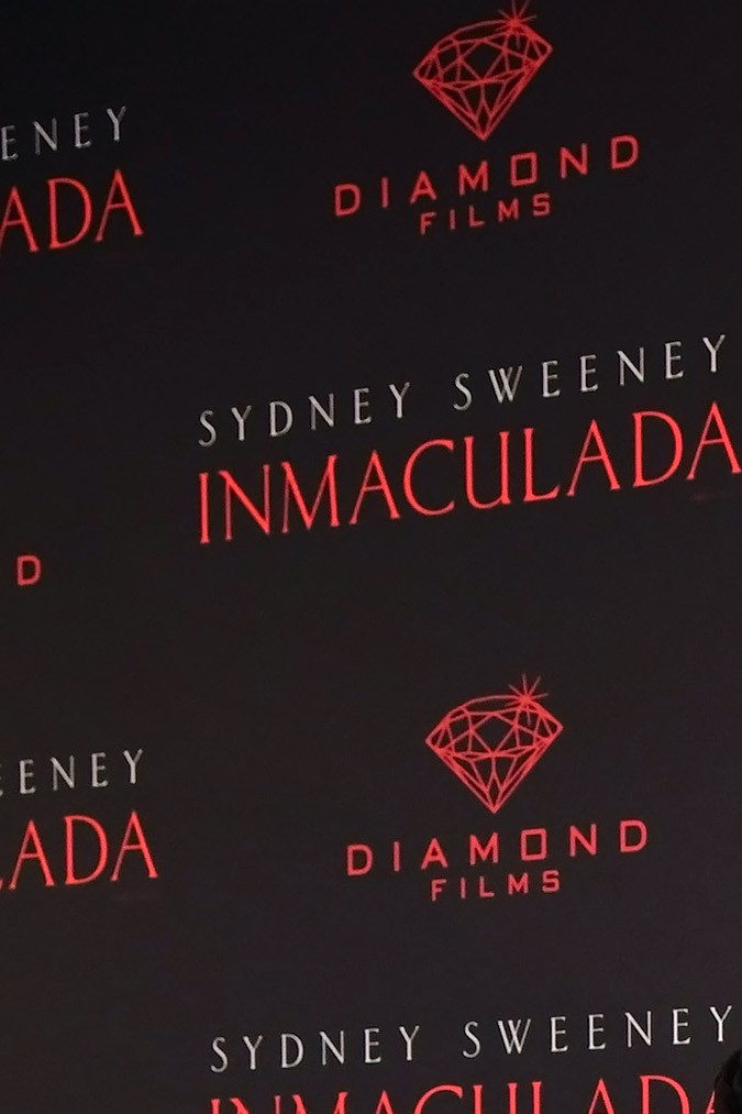 Sydney Sweeney lleva la moda cut out en su vestido Miu Miu.