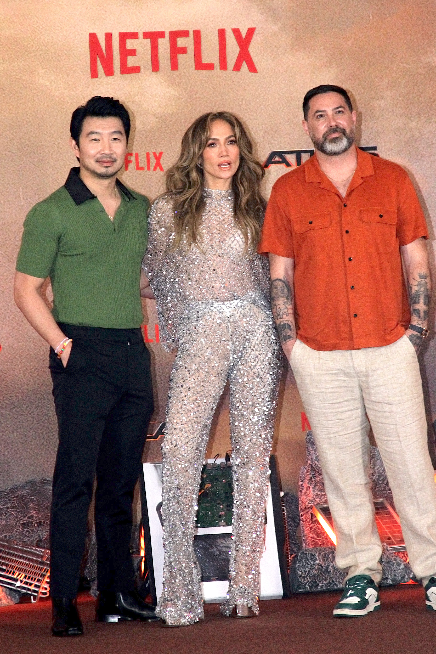 Jennifer López junto al actor Simu Liu y el director Brad Peyton.