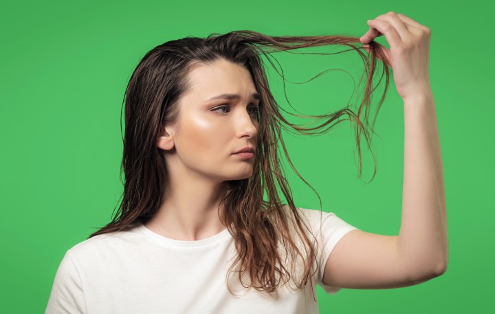 Oculta el cabello sucio con accesorios para estilizarlo.